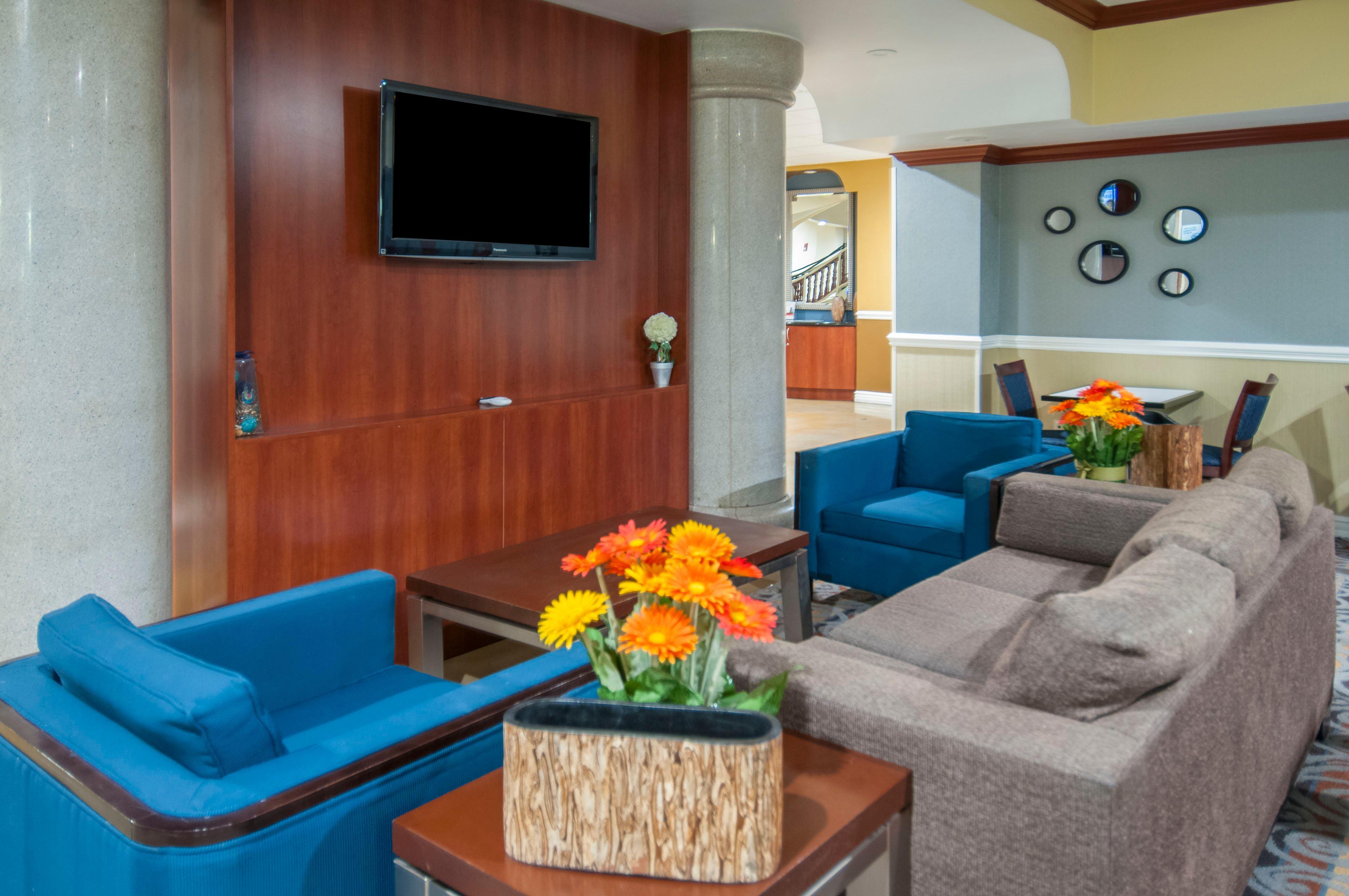 Holiday Inn Express & Suites Bakersfield Central By Ihg Экстерьер фото