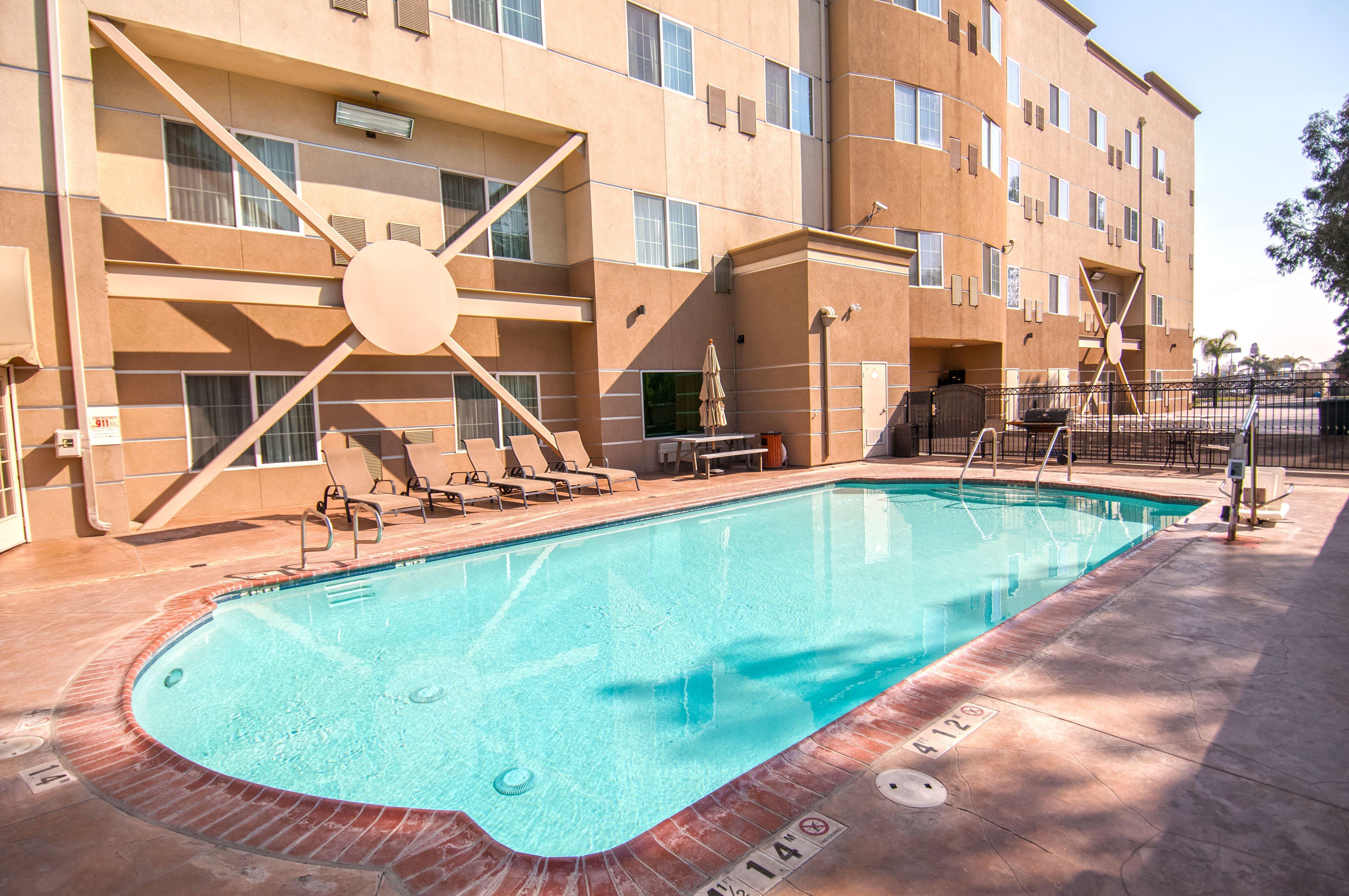 Holiday Inn Express & Suites Bakersfield Central By Ihg Экстерьер фото