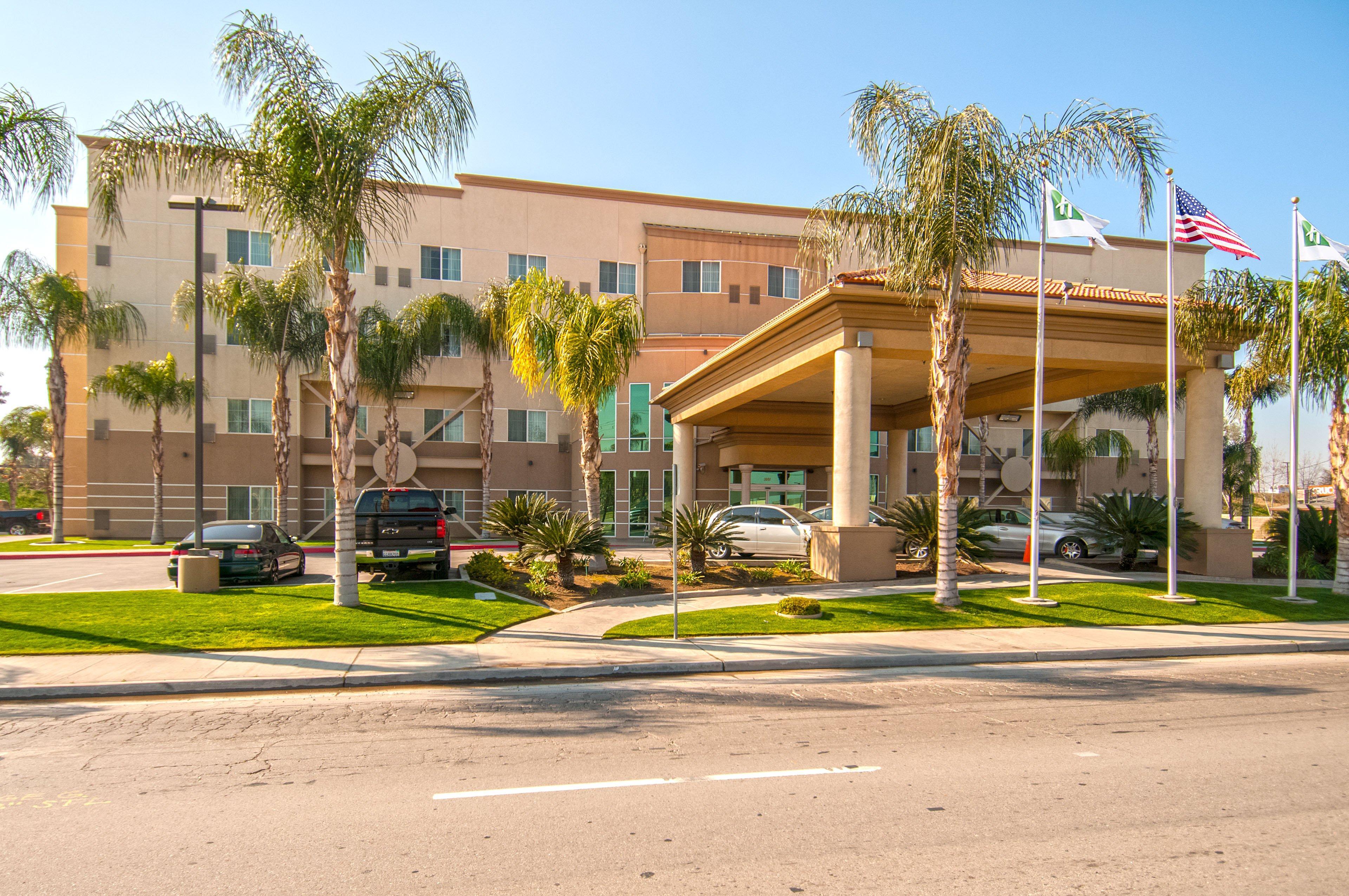 Holiday Inn Express & Suites Bakersfield Central By Ihg Экстерьер фото