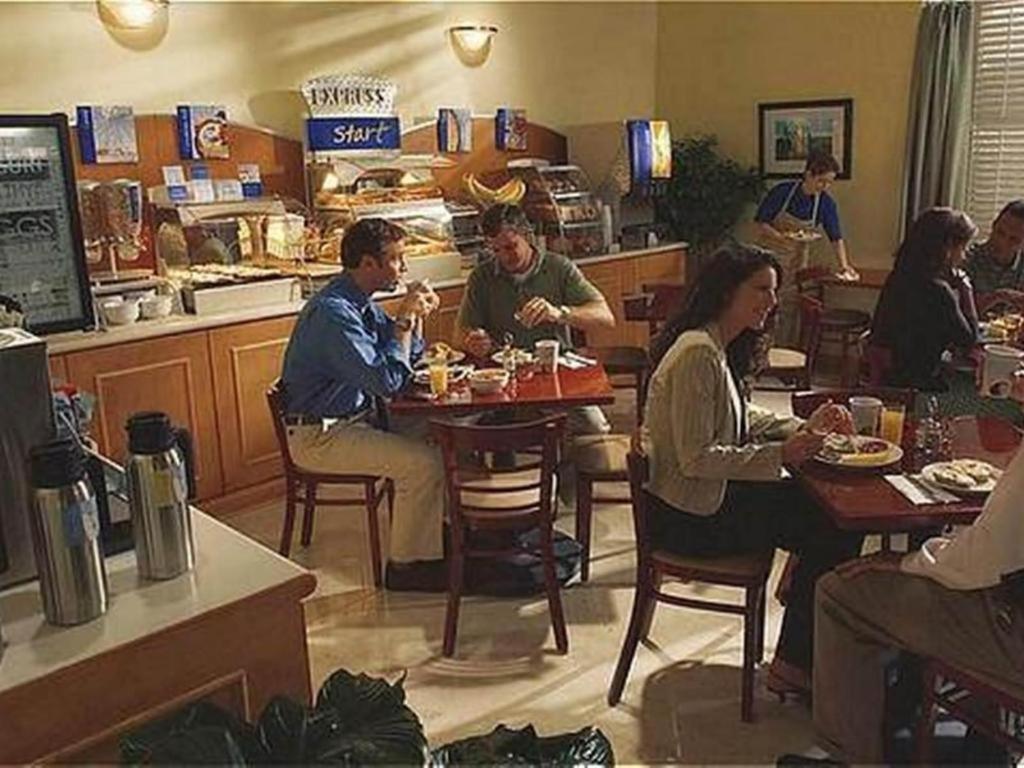 Holiday Inn Express & Suites Bakersfield Central By Ihg Экстерьер фото