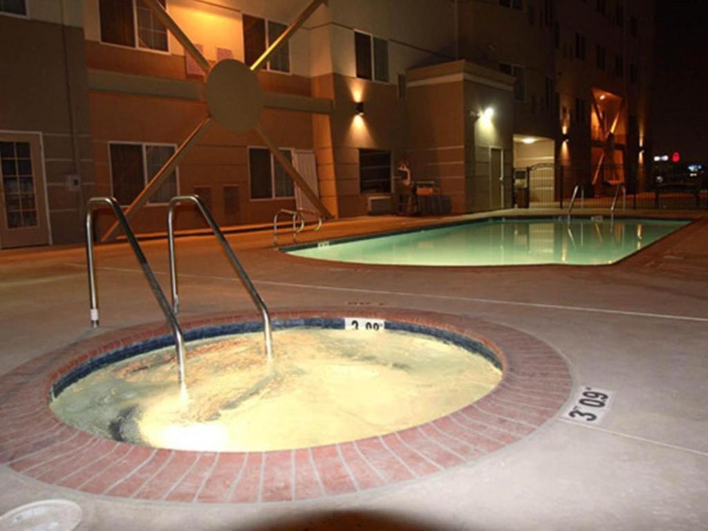 Holiday Inn Express & Suites Bakersfield Central By Ihg Экстерьер фото