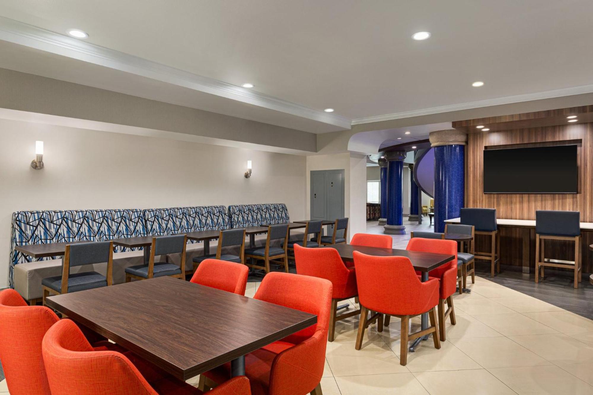 Holiday Inn Express & Suites Bakersfield Central By Ihg Экстерьер фото