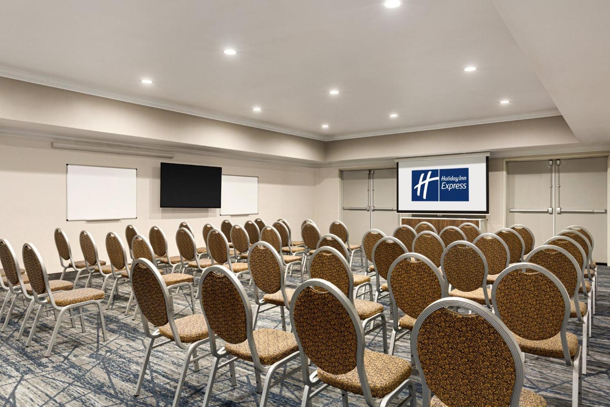 Holiday Inn Express & Suites Bakersfield Central By Ihg Экстерьер фото