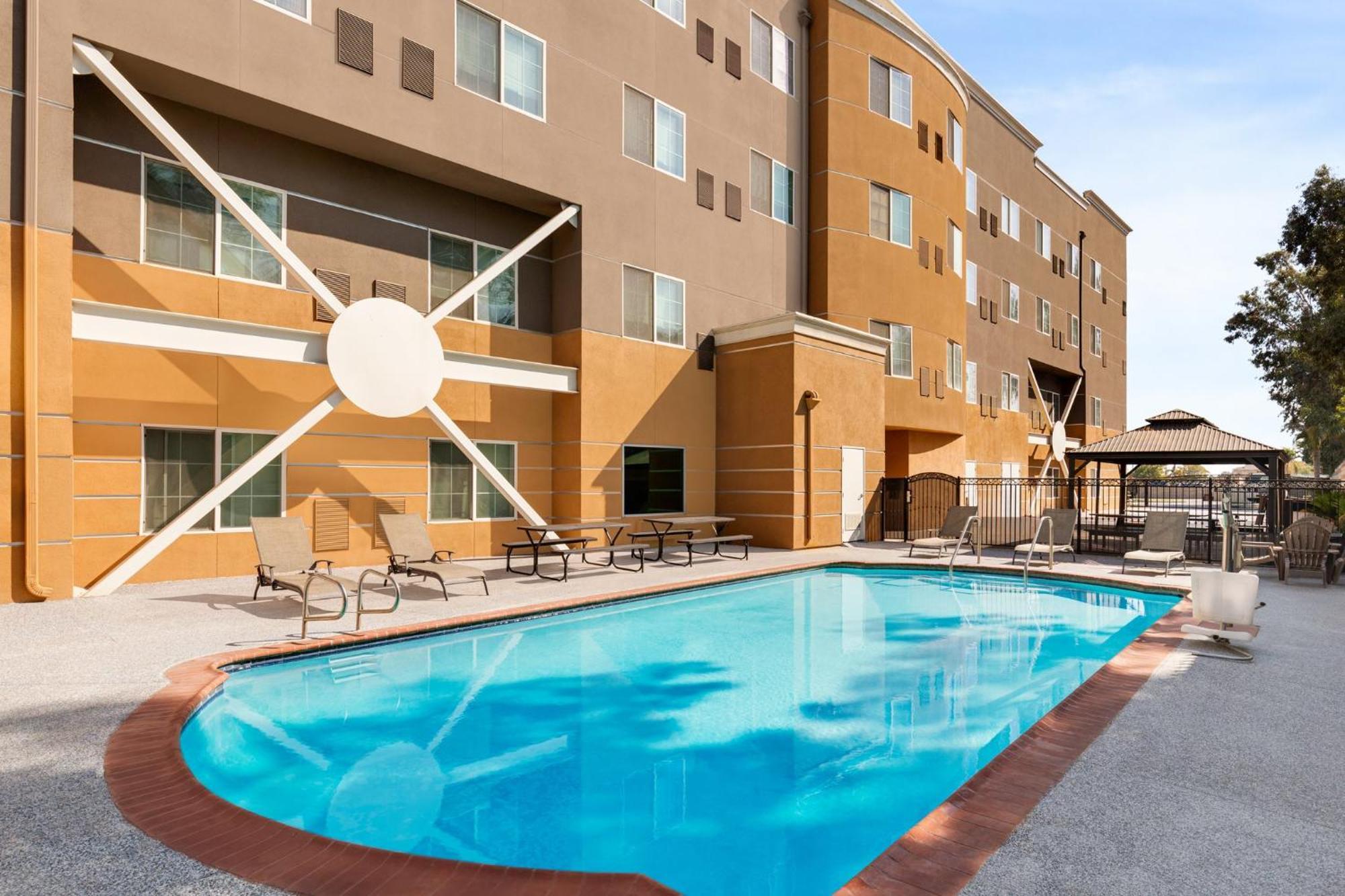 Holiday Inn Express & Suites Bakersfield Central By Ihg Экстерьер фото