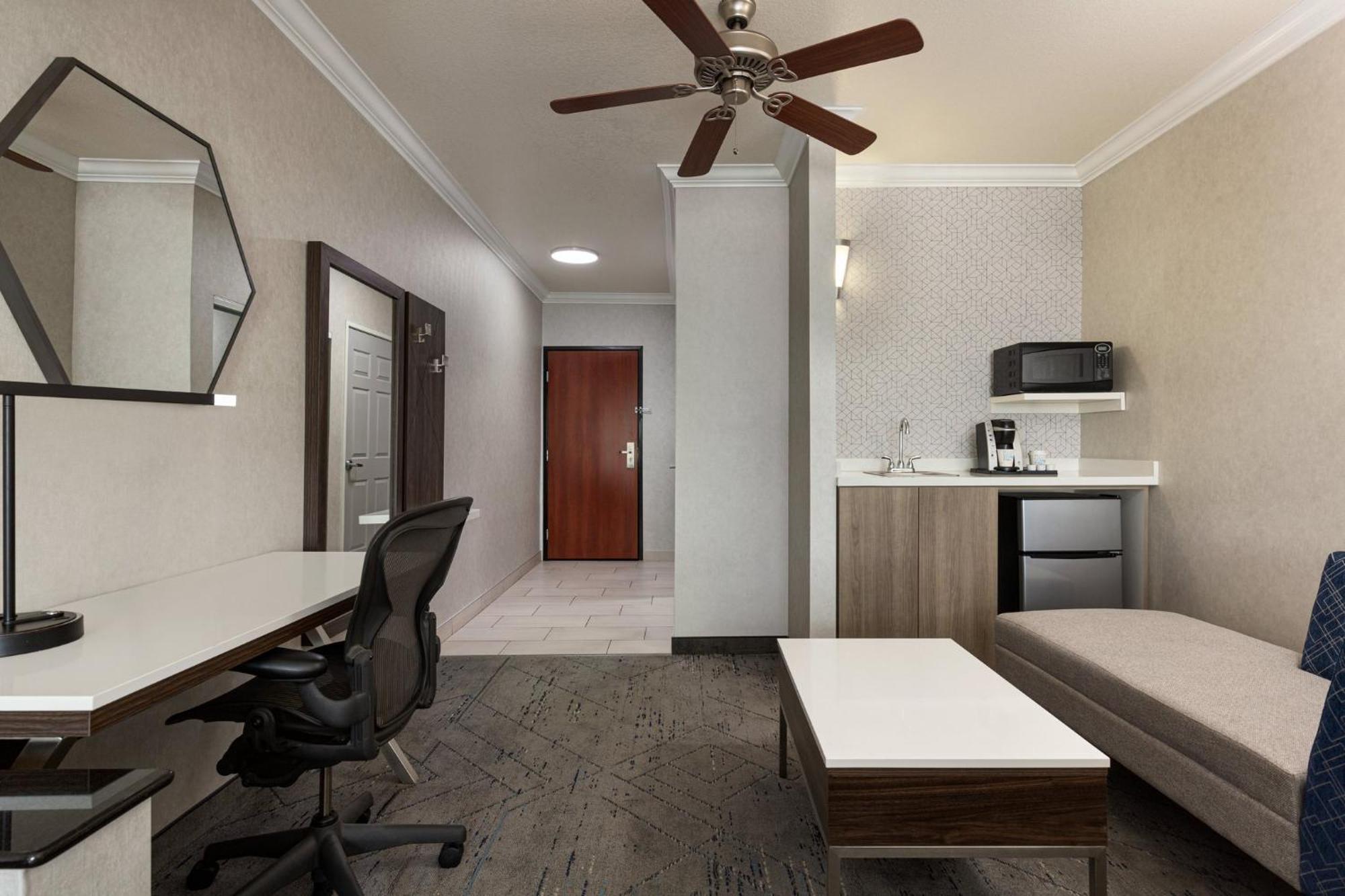 Holiday Inn Express & Suites Bakersfield Central By Ihg Экстерьер фото
