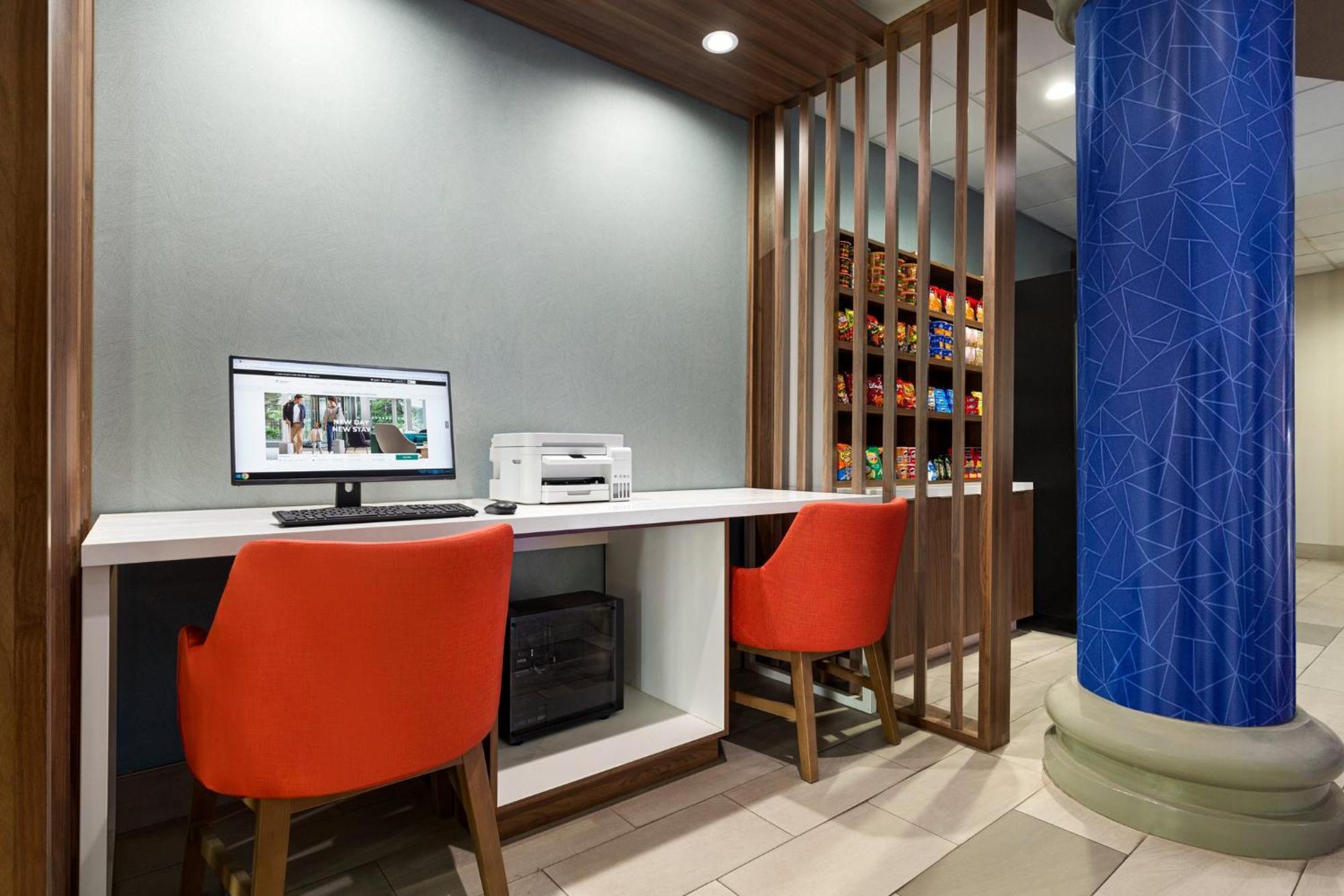 Holiday Inn Express & Suites Bakersfield Central By Ihg Экстерьер фото