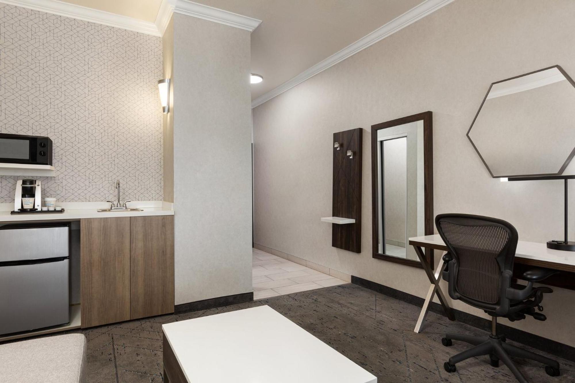 Holiday Inn Express & Suites Bakersfield Central By Ihg Экстерьер фото
