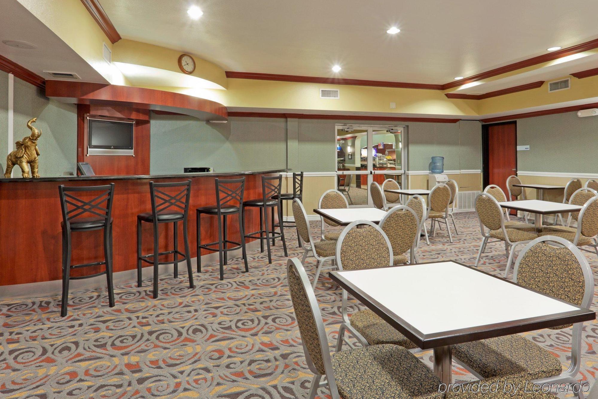 Holiday Inn Express & Suites Bakersfield Central By Ihg Ресторан фото
