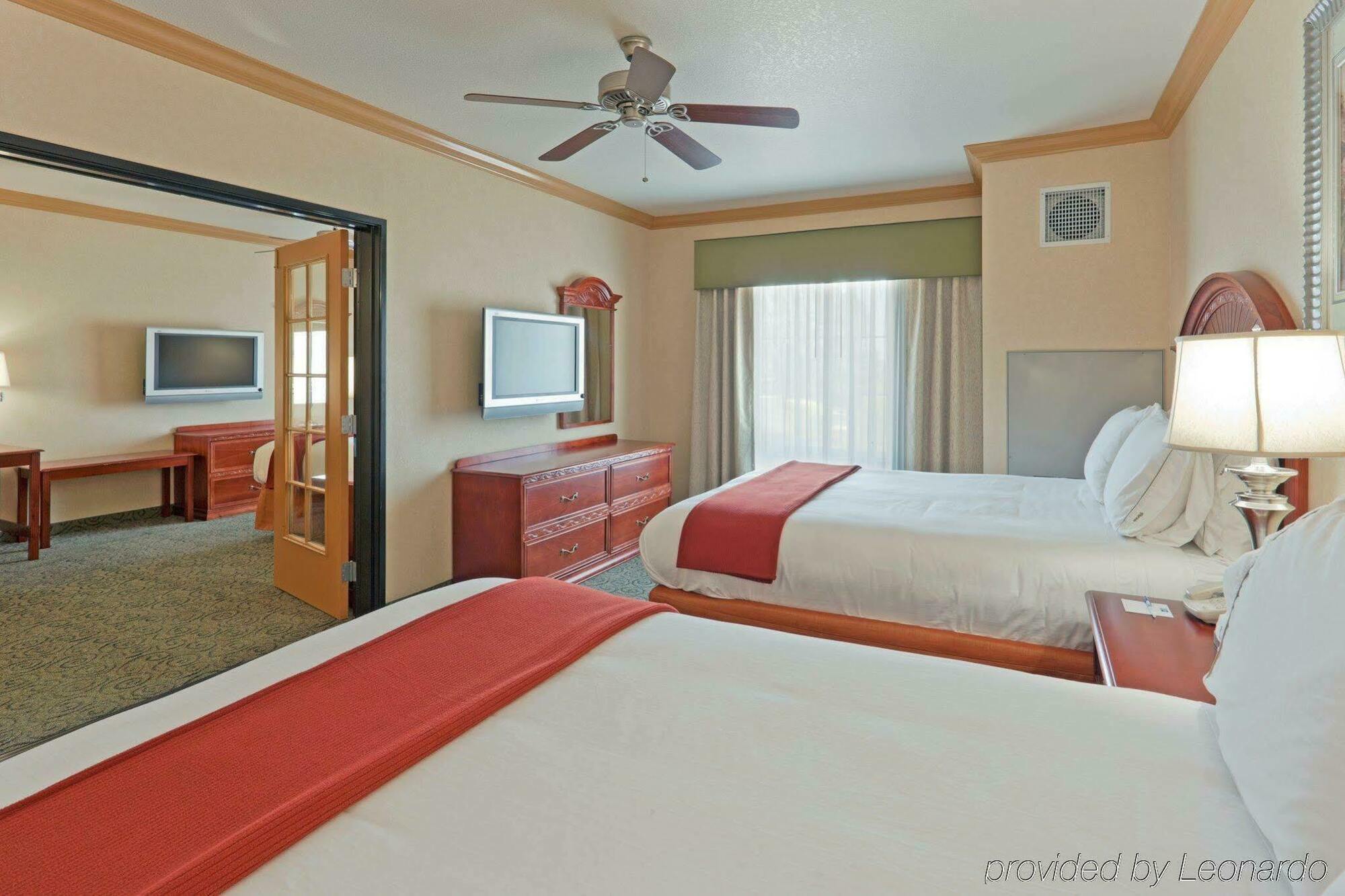 Holiday Inn Express & Suites Bakersfield Central By Ihg Номер фото